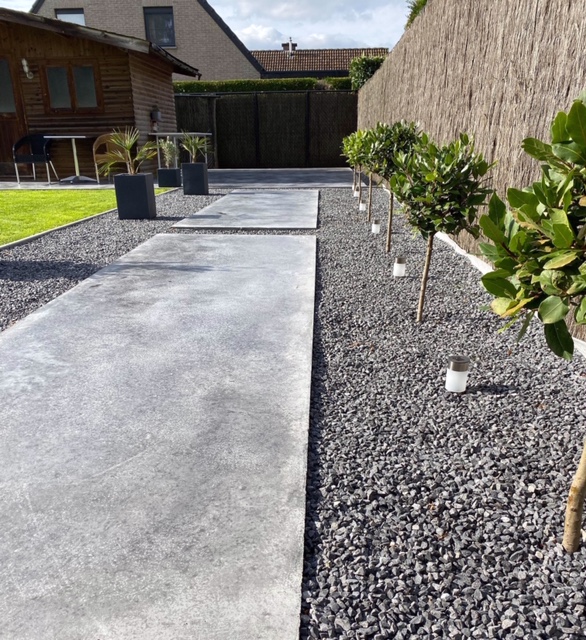 Afgewerkt tuinpad in gepolijste beton