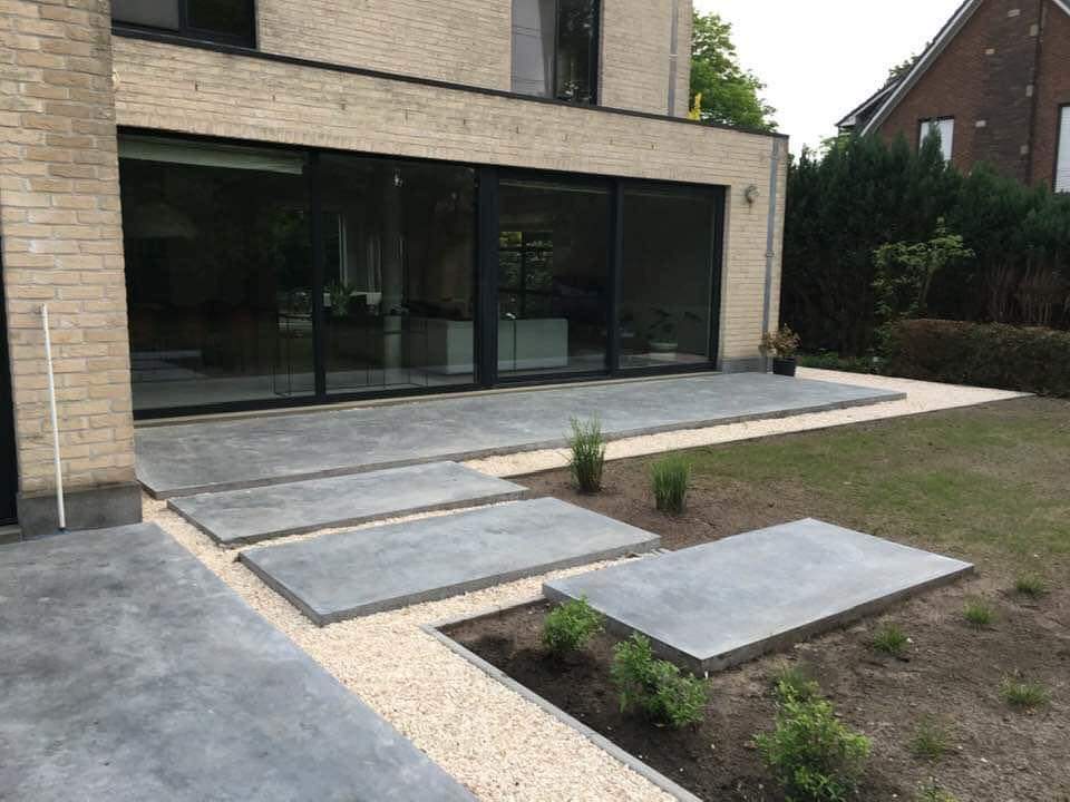 terras in polybeton met grote tegels