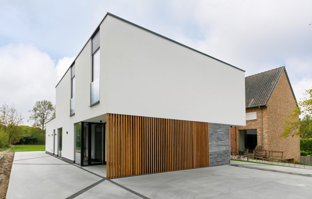 Oprit afgewerkt met beton voor een nieuwbouwwoning