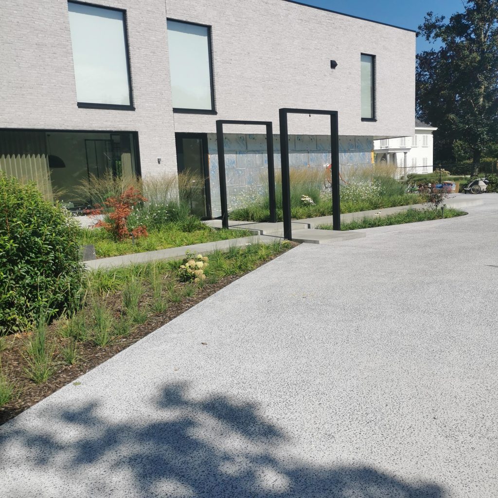 Nieuw uitgewassen beton aan oprit